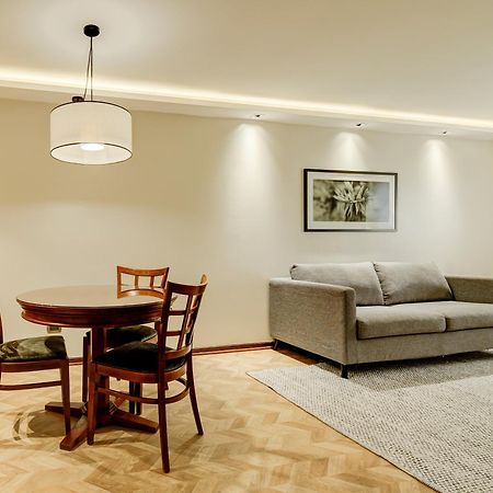 Plaza El Bosque Ebro Hotel Santiago Exterior foto A living room with indirect lighting