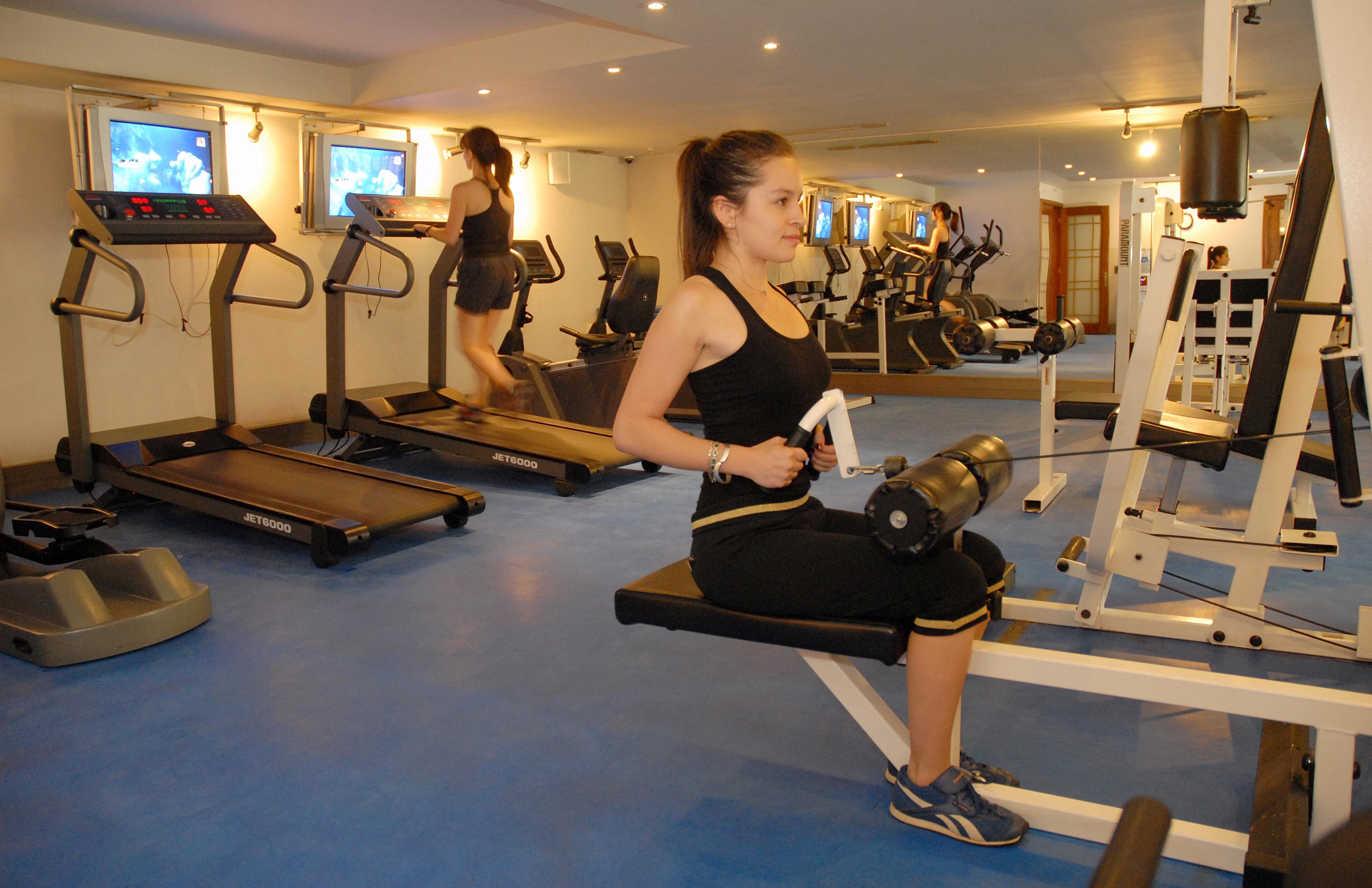 Plaza El Bosque Ebro Hotel Santiago Exterior foto A woman using a leg press machine
