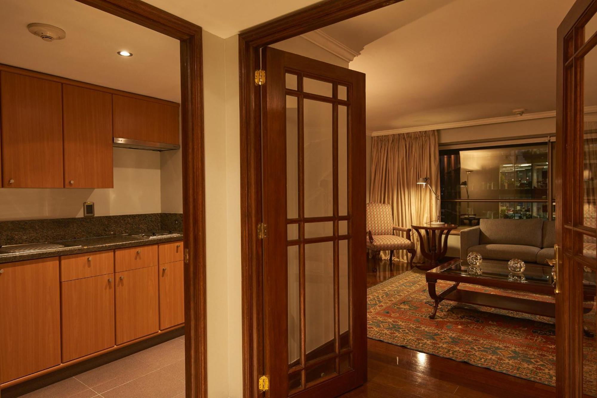 Plaza El Bosque Ebro Hotel Santiago Exterior foto A typical apartment at The Peninsula Manila
