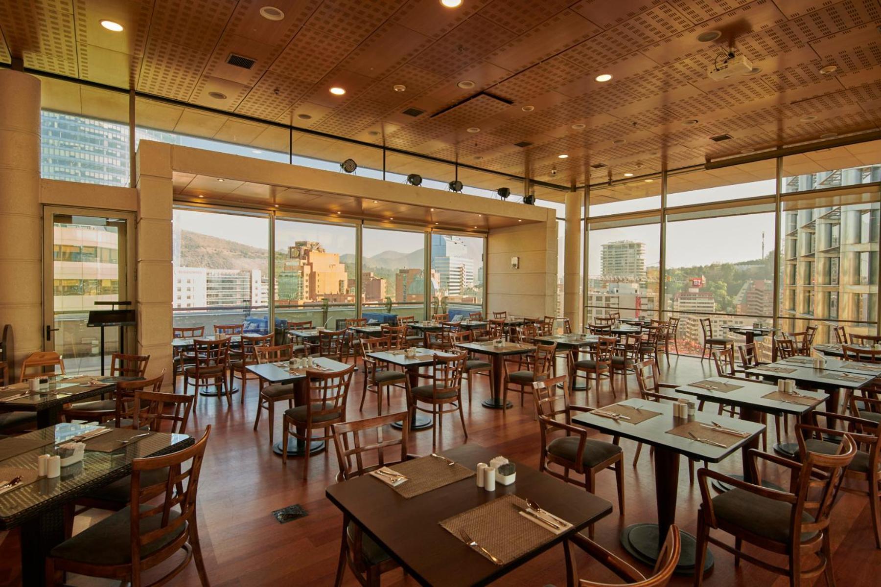 Plaza El Bosque Ebro Hotel Santiago Exterior foto The dining room at the 10th floor