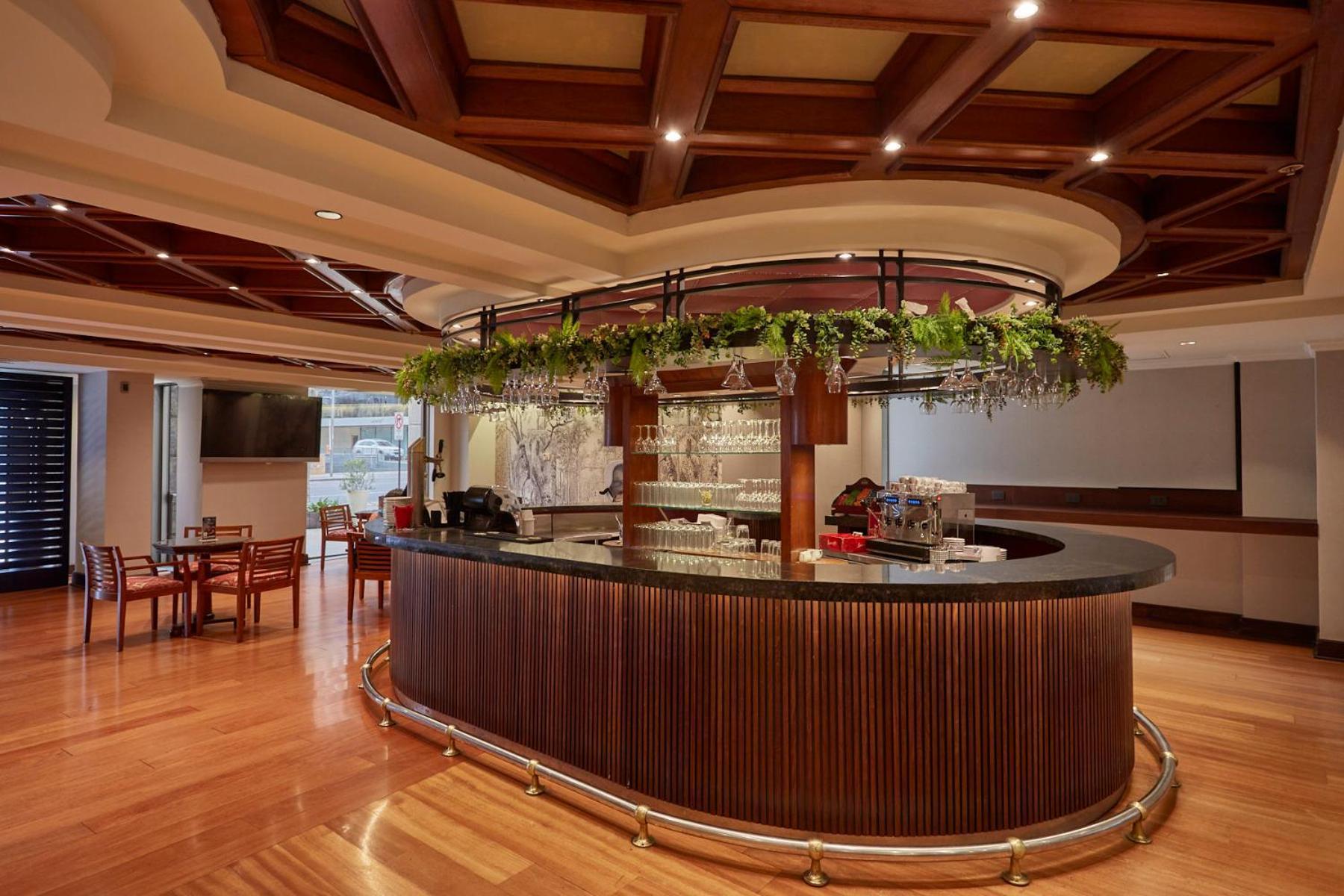 Plaza El Bosque Ebro Hotel Santiago Exterior foto The bar at the lounge