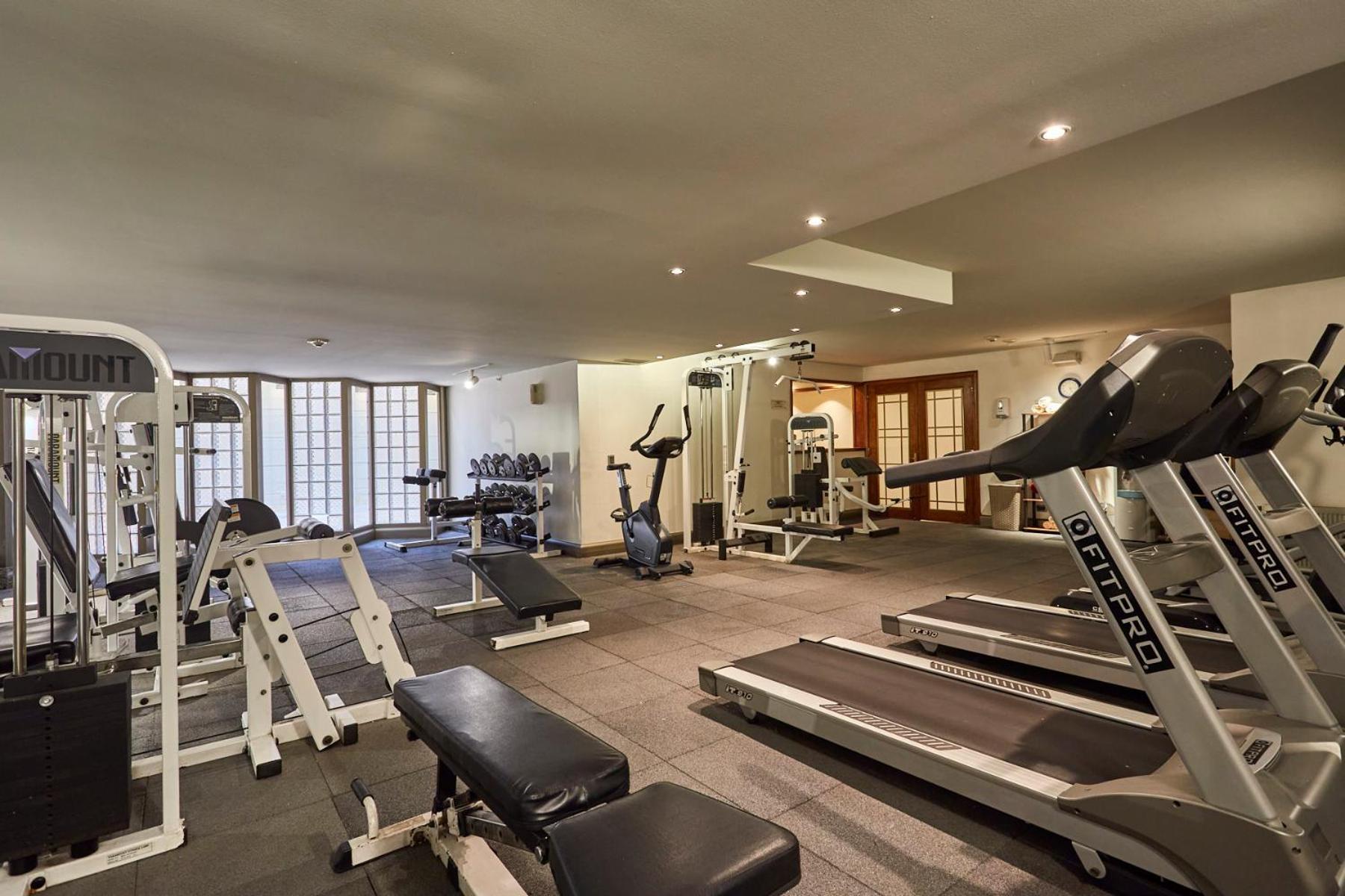 Plaza El Bosque Ebro Hotel Santiago Exterior foto The gym at the hotel