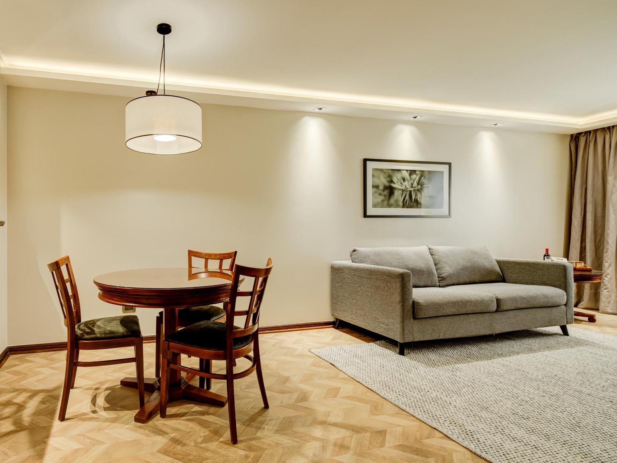 Plaza El Bosque Ebro Hotel Santiago Exterior foto A living room with indirect lighting