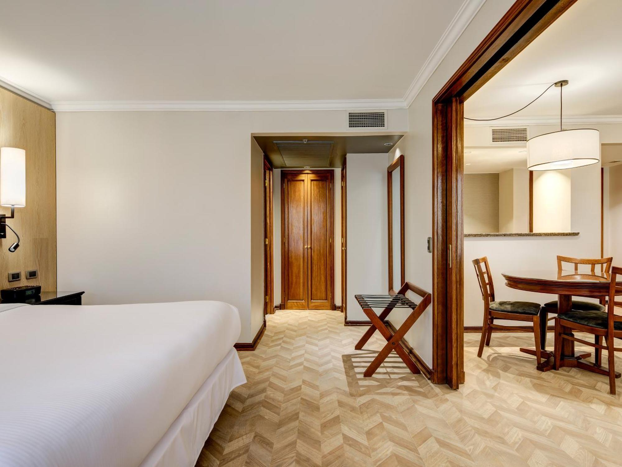 Plaza El Bosque Ebro Hotel Santiago Exterior foto A room at the hotel