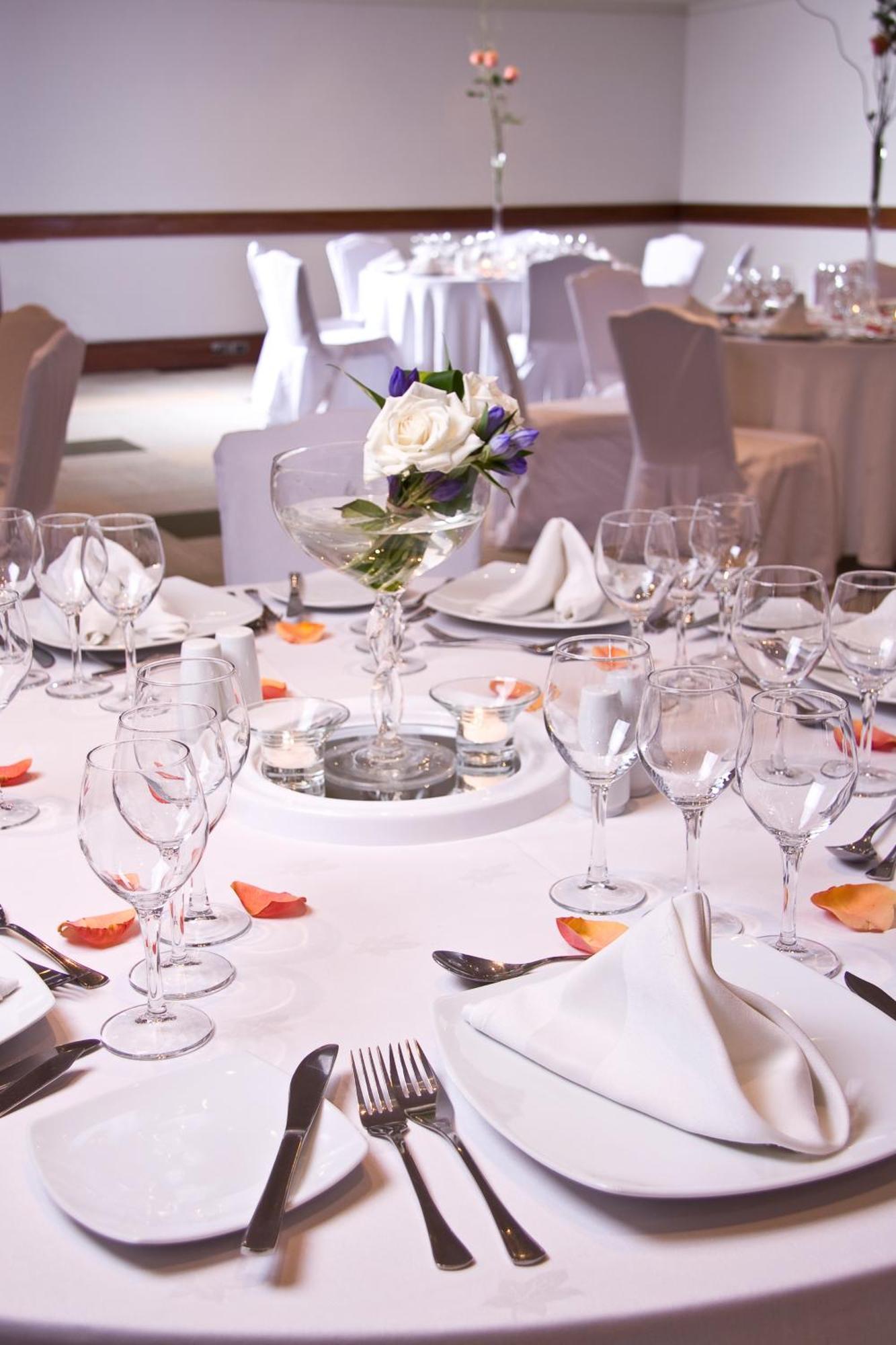 Plaza El Bosque Ebro Hotel Santiago Exterior foto A table set for a formal dinner